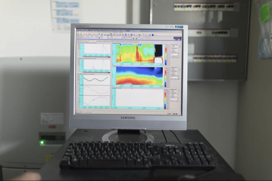 Aktuelle Daten von Radar- und Bodenmesstationen zu Luftdruck, Wind, Bewölkung und Temperatur werden in das System eingespeist.