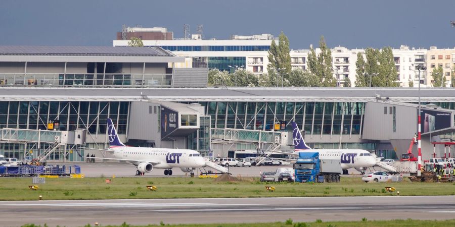Flugzeuge der polnischen Fluggesellschaft LOT sind am Chopin-Flughafen Warschau geparkt. Polens Regierung plant, bis 2032 einen neuen Grossflughafen in der Nähe der Hauptstadt zu bauen.