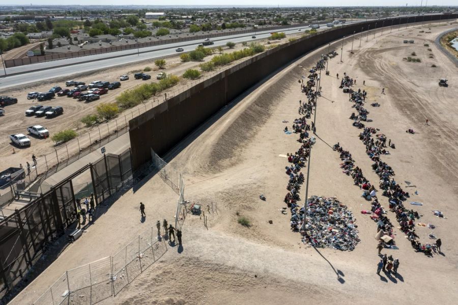 Der Republikaner will die Grenze zu Mexiko dichtmachen und den Bau der Trump-Mauer wieder aufnehmen.