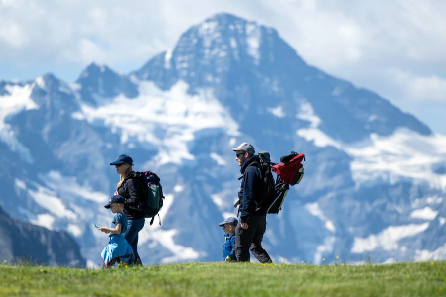 Dadurch würden sie beginnen, andere Dinge wie gemeinsame Erlebnisse und zwischenmenschliche Beziehungen stärker zu schätzen.