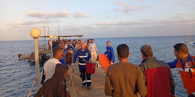 Einen Tag nach dem Unglück im Roten Meer konnten Personen aus dem gesunkenen Boot gerettet werden. More than dozen missing a