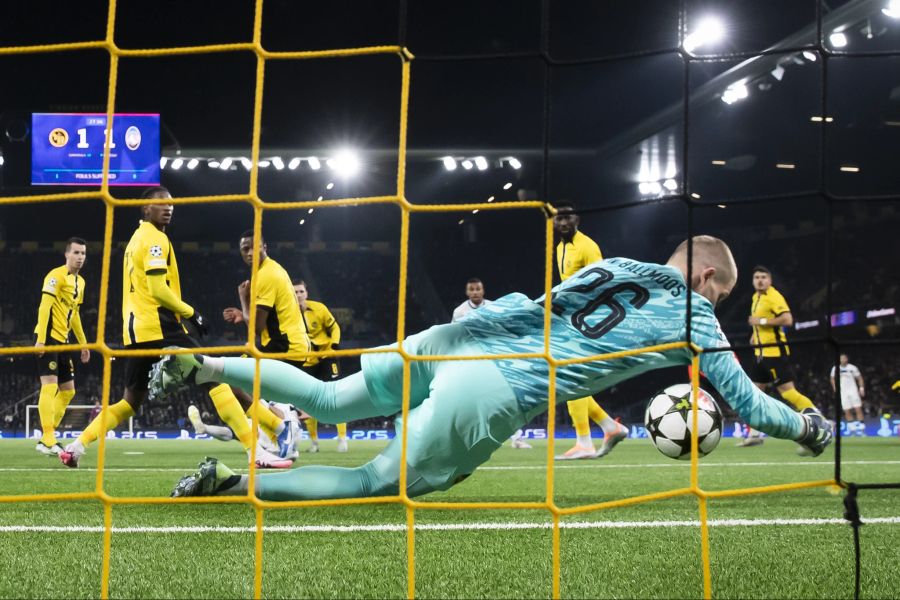 Keeper David von Ballmoos sieht beim zweiten Gegentor nicht gut aus.