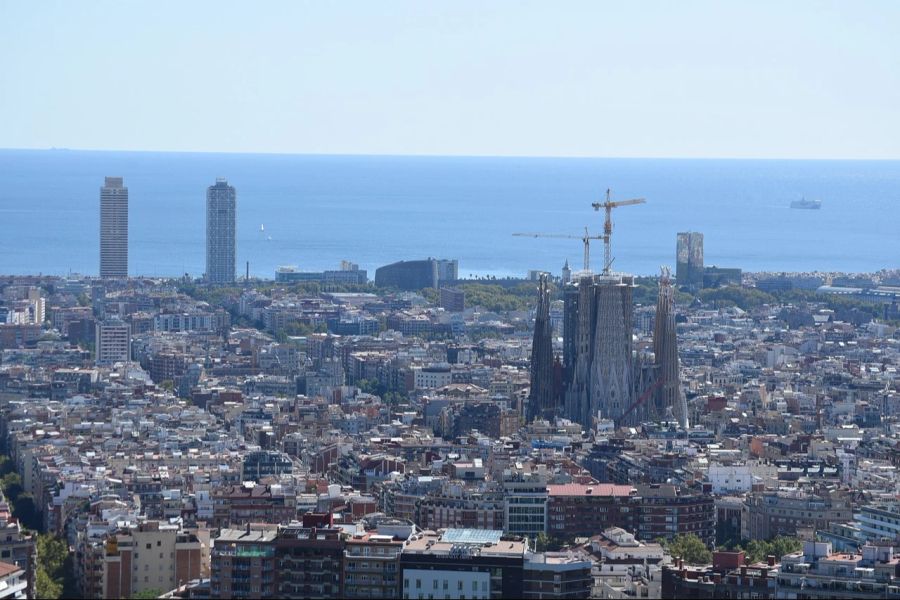 Reiseführer «Fodor» hat eine Liste mit Destinationen zusammengestellt, die man 2025 wegen Massentourismus nicht besuchen soll. Mit dabei: Barcelona.