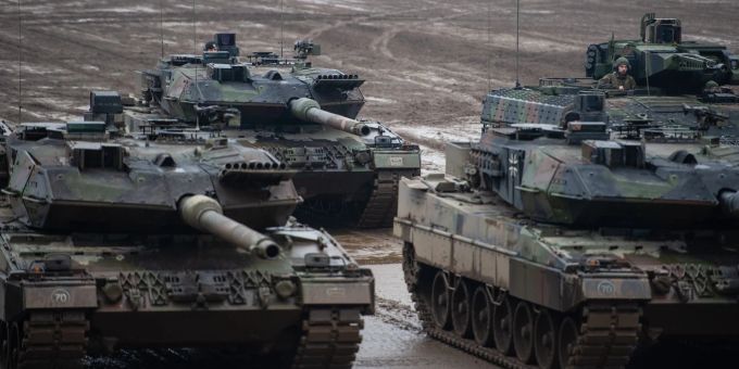 Rüstungsgüter wie diese Leopard- und Puma-Panzer der Bundeswehr stehen derzeit hoch im Kurs. (Archivbild) Rüstungsgüter wie diese Leopard- und Puma-Panzer der Bundeswehr stehen derzeit hoch im Kurs. (Archivbild)