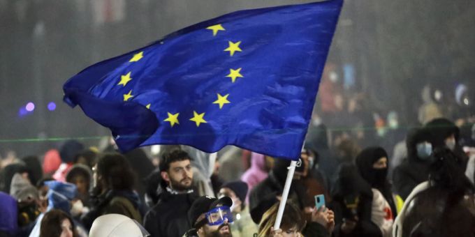 In Georgien gehen erneut Zehntausende gegen den Anti-EU-Kurs der Regierung auf die Strasse. Georgien EU Proteste