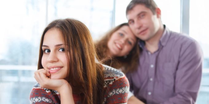 Mit Teenagern ist nicht immer gut Kirschenessen – wie Sie die Beziehung (halbwegs) entspannt gestalten können, erfahren Sie hier. Teenager Mädchen mi Eltern