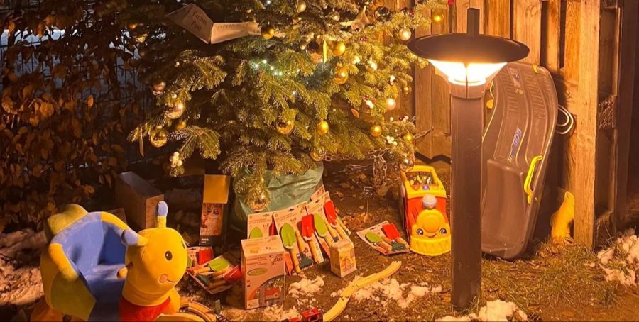 Er wollte der Kita  «Mobi» im Hamburger Stadtteil Lokstedt (D) einen Weihnachtsbaum schenken.