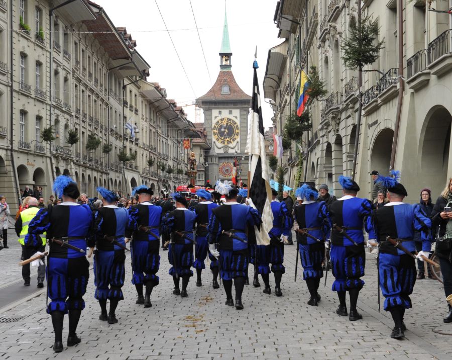 Der Umzug läuft geschlossen durch die Berner Altstadt hoch zur Zytglogge.