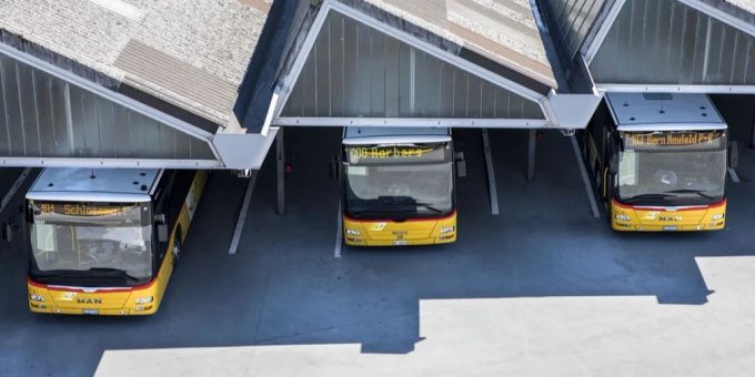 Zu gross! - Neue E-Postautos passen in Bern nicht unters Bahnhof-Dach