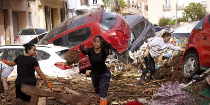 In Valencia haben die Aufräumarbeiten begonnen. Unwetter Valencia