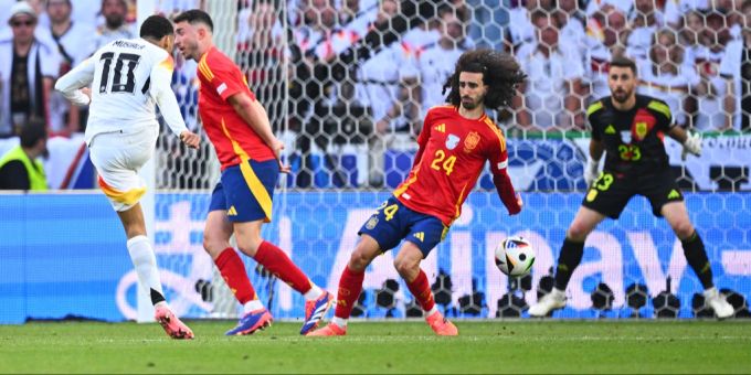 Dieses Handspiel von Marc Cucurella im Viertelfinal der EM 2024 hätte einen Elfmeter nach sich ziehen müssen. EM 2024 Cucurella Elfmeter
