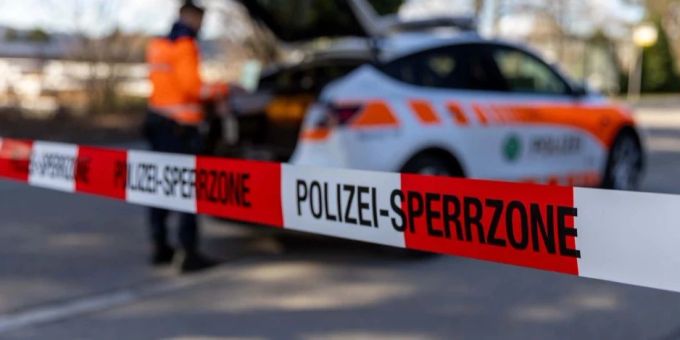 Eine Frau verstarb im Spital nach einem Sturz aus dem Fenster. (Symbolbild)