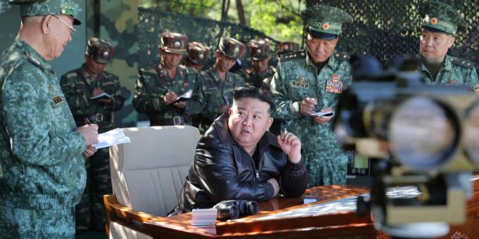 Nordkoreas Machthaben Kim Jong Un droht abermals mit Atomwaffen. nordkorea kim jong un