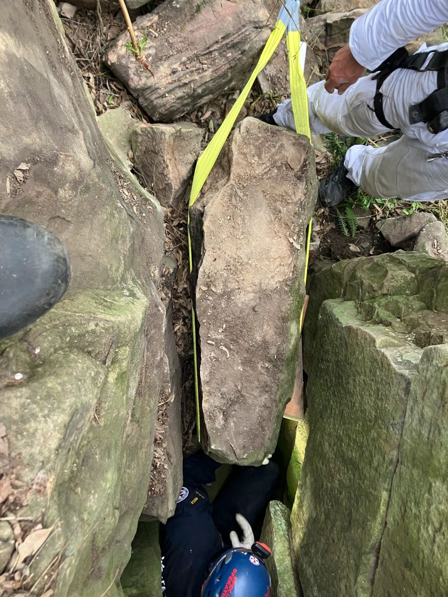 In New South Wales musste eine Frau gerettet werden, die kopfüber zwischen zwei Felsen feststeckte.