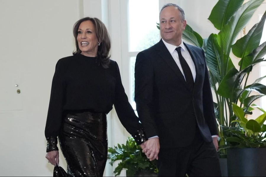 Kamala Harris und Gatte Doug Emhoff halten Händchen.