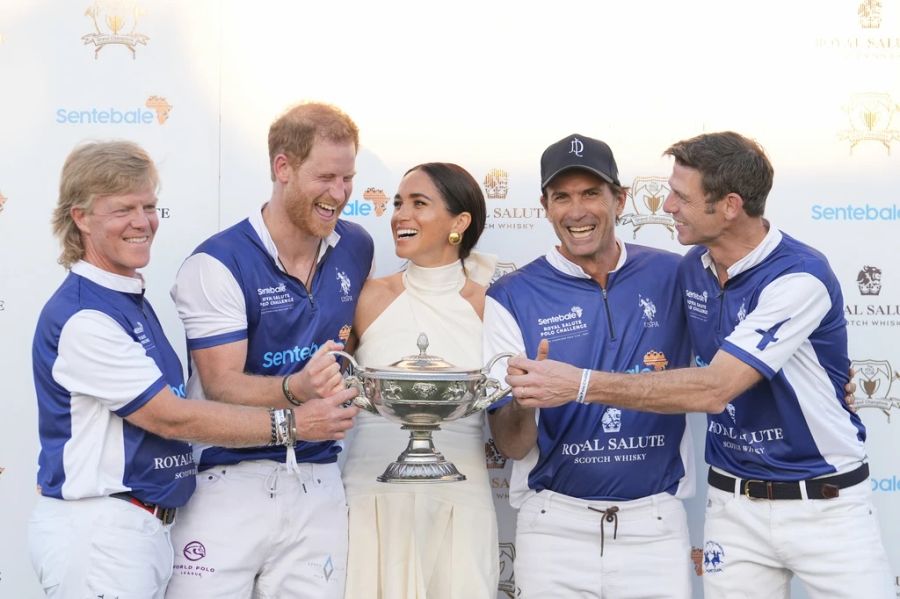 Prinz Harry und sein Team feiern einen Sieg. Ehefrau Meghan darf die Trophäe ebenfalls halten.