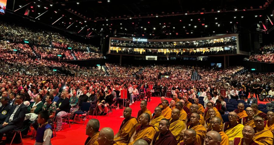 Über 10'000 Gäste sind für den Dalai Lama ins Hallenstadion gekommen.