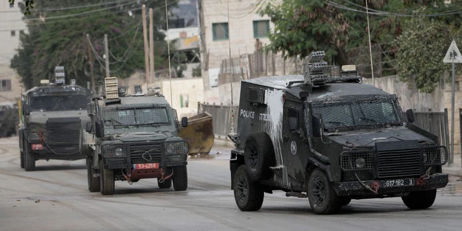 Israelische Panzerfahrzeuge fahren während einer Militäroperation im Westjordanland.n. (Archivbild)