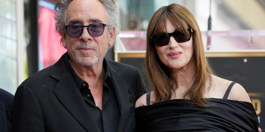 Tim Burton bringt seine Partnerin Monica Bellucci zu einer Ehrung in Hollywood mit