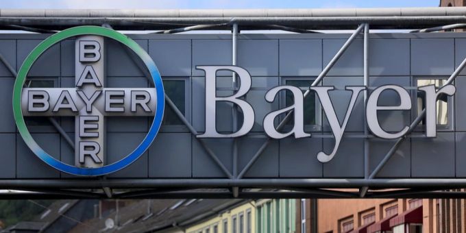 Die Bayer AG steht an der Börse weiter unter Druck. (Archivbild) Bayer AG Werbeschriftzug