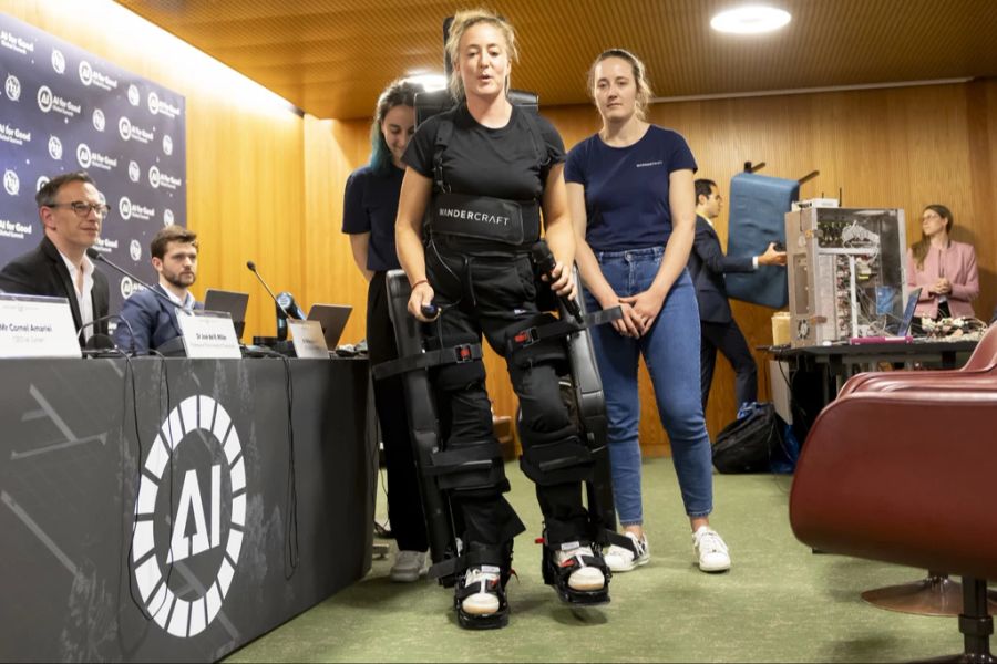 Medizinischer Fortschritt: Eine Frau präsentiert in Genf ein gedankengesteuertes Exoskelett. (Archivbild)