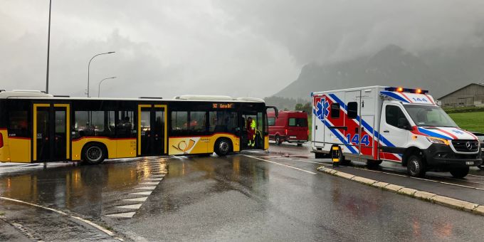 Kollision zwischen Postauto und Ambulanzfahrzeug in Netstal. Kollision