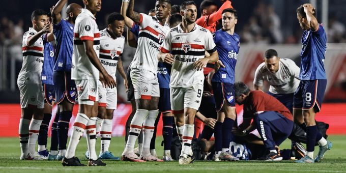 Im Spiel kollabiert - Uruguayer Juan Izquierdo auf der Intensivstation