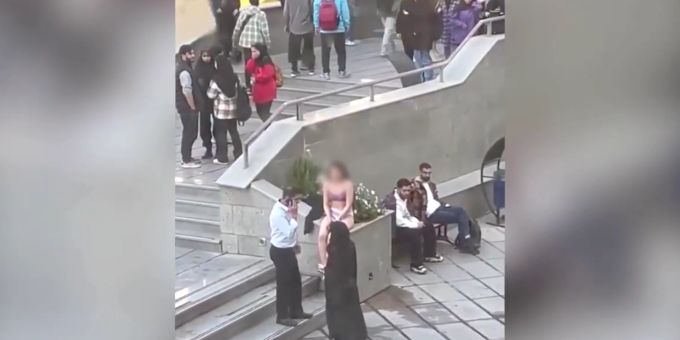 Teheran - Studentin protestiert in Unterwäsche gegen Sittenpolizei