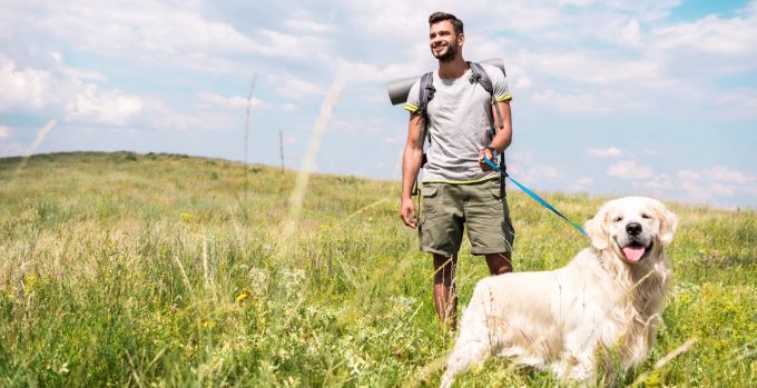 Die Wandertour sollte an die Kondition von Hund und Mensch angepasst sein. Mann und Hund