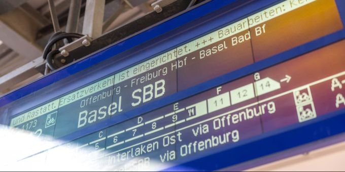 Eine Anzeigetafel am Bahnhof weist am 13. August 2024 auf den Schienenersatzverkehr (SEV) der Rheintalbahn hin. Rheintalbahn