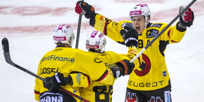 Die Spieler des SC Bern feiern das Tor zum 3:2 gegen Servette. SC Bern