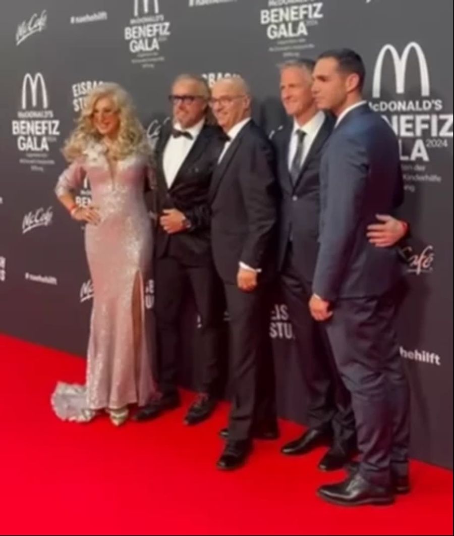 Ralf Schumacher und Étienne auf dem roten Teppich mit Carmen und Robert Geiss.