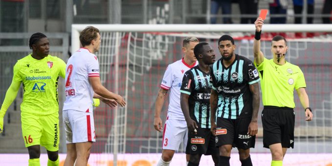 Schiri Nico Gianforte zeigt Sion-Goalie Timothy Fayulu (links) und Willem Geubbels vom FC St.Gallen die Rote Karte. Super League