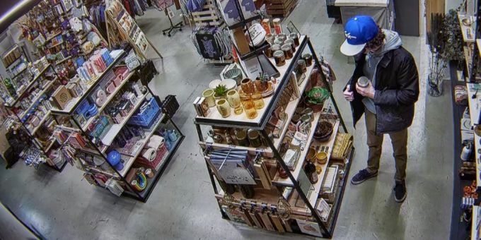 Ein georgischer Tourist stahl in Coop-Supermärkten Alkohol und Zigaretten. (Symbolbild) coop Ladendiebstahl