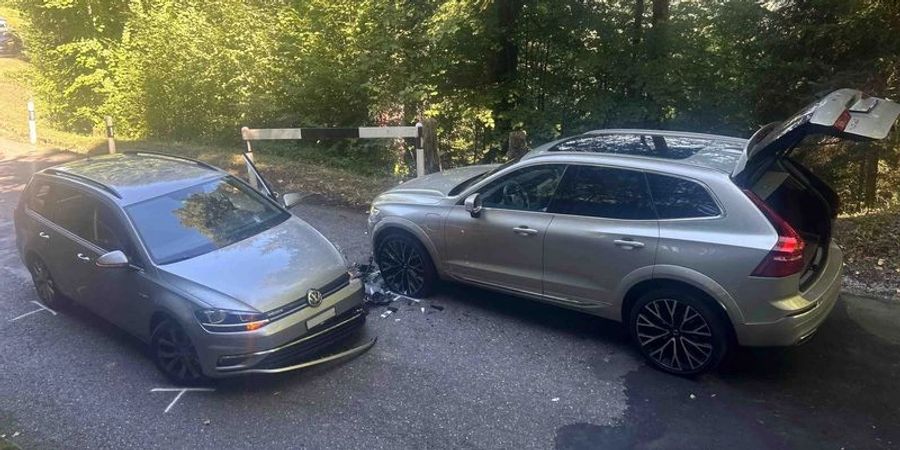 Unfallfahrzeuge nach Kollision.