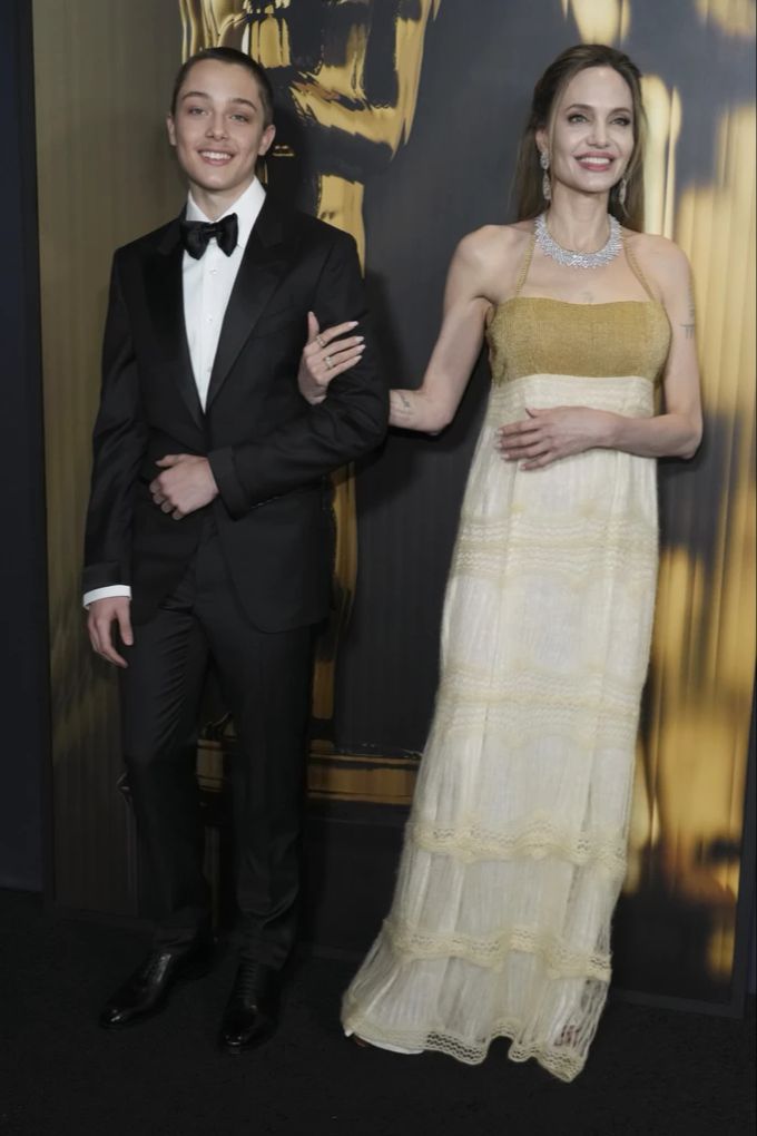 Wie der Papa: Sohn Knox im Tuxedo neben seiner Mutter Angelina. Angelina Jolie Knox