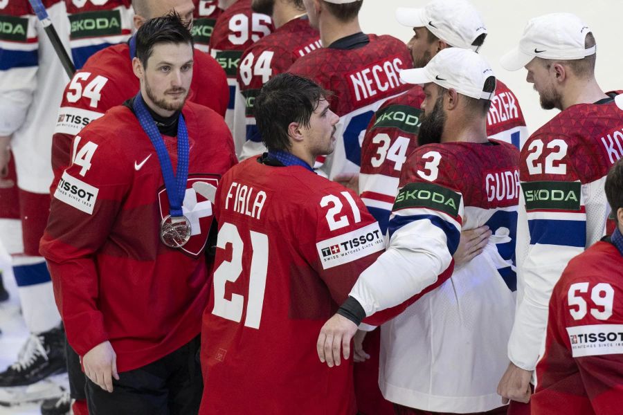 Die Schweizer Nati-Stars gratulieren den Tschechen zur gewonnen Eishockey-WM.