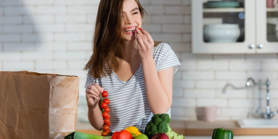 Frau essen Tomaten Gemüse Einkauf Küche