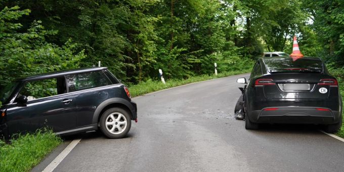 Zwei Autos kollidierten in Küsnacht ZH frontal. Unfall