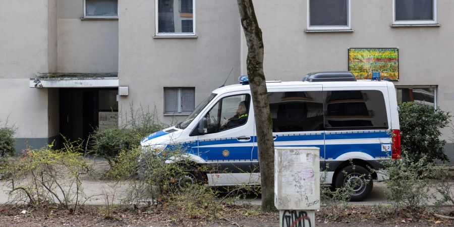 Ein Polizeiwagen steht vor der Wohnung der ehemaligen RAF-Terroristin Daniela Klette (Archivbild).