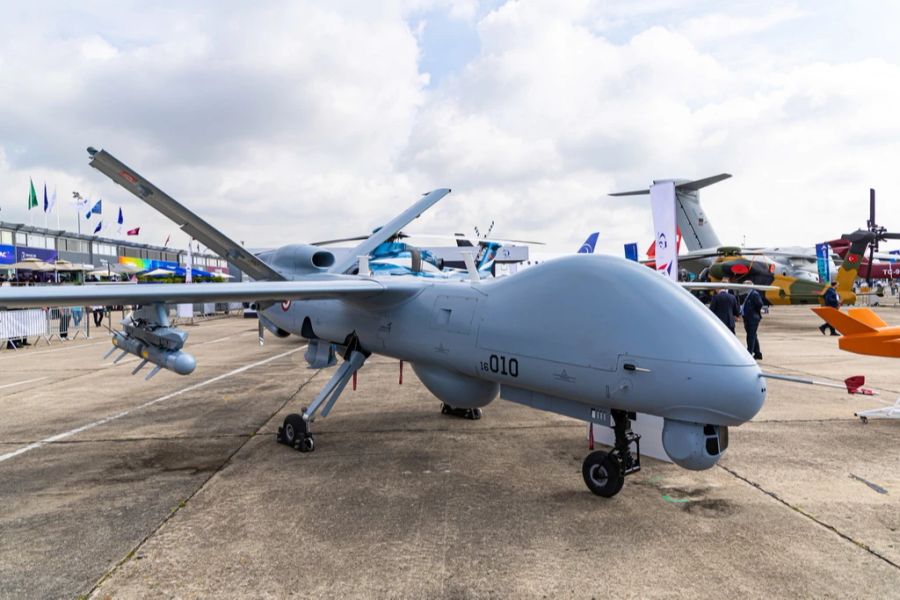 Bei dem Drohnenangriff der Ukraine wurden mehrere Helikopter und ein Teil der Infrastruktur zerstört. (Symbolbild)
