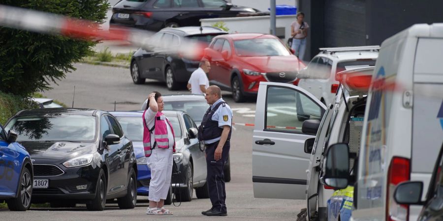 Nach einer Gewalttat in Albstadt mit drei Toten und zwei Schwerverletzten dauern die Ermittlungen an.