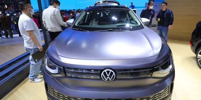 Wegen schleppender Verkäufe in China sinken im VW-Konzern die Auslieferungszahlen. Wegen schleppender Verkäufe in China sinken im VW-Konzern die Auslieferungszahlen.