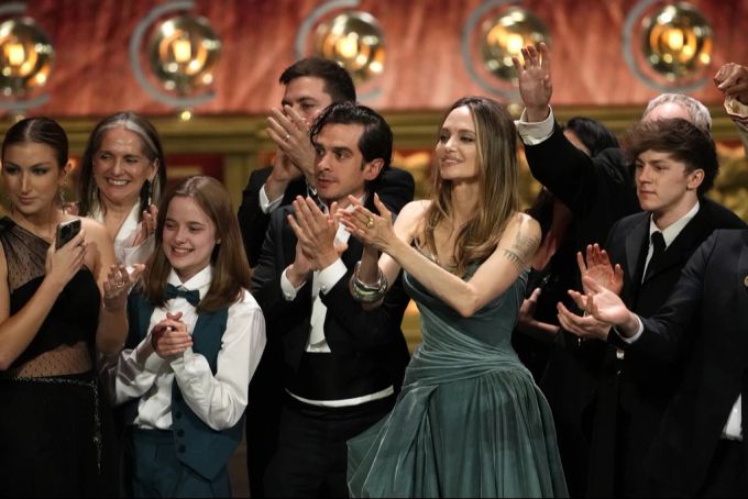 Gemeinsam auf der Bühne: Vivienne Jolie-Pitt (3. v. l.) mit ihrer Mutter Angelina Jolie bei den Tony Awards. (Archivbild) Angelina Jolie