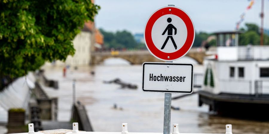 Seit Tagen kämpfen Helfer in Bayern und Baden-Württemberg gegen die Flut und ihre Folgen.