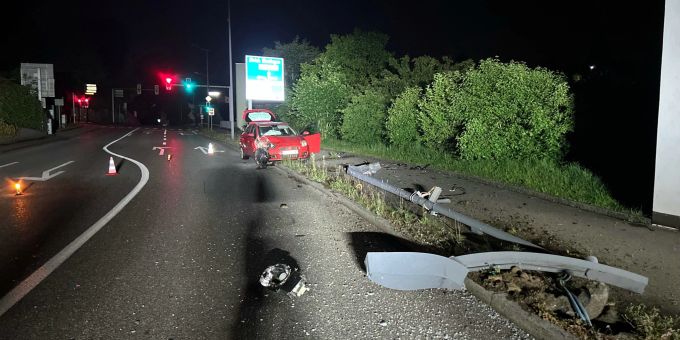 Autofahrer rammt Kandelaber in Ennetbaden. Autofahrer rammt Kandelaber