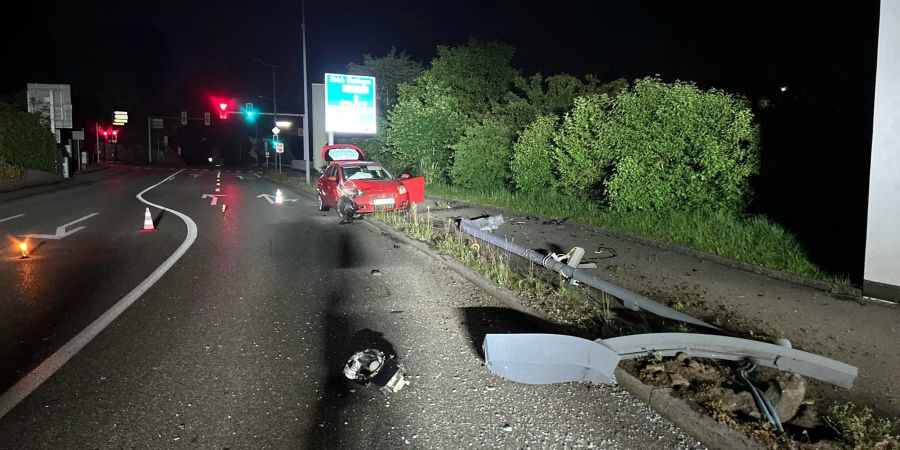 Autofahrer rammt Kandelaber