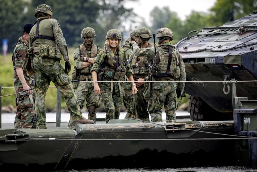 Lachend zeigt sich Königin Máxima zwischen den Soldaten.