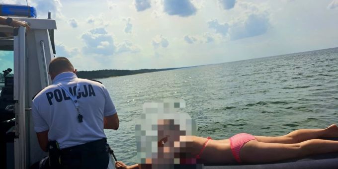 Eingeschlafen - Touristin treibt auf Luftmatratze aufs offene Meer raus