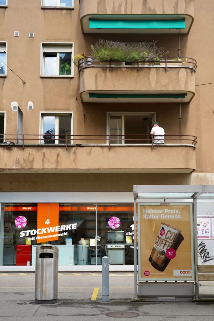 Die Wohnung im 1. Obergeschoss: Ein Bauarbeiter steht auf dem Balkon. tsüri ch wohnung